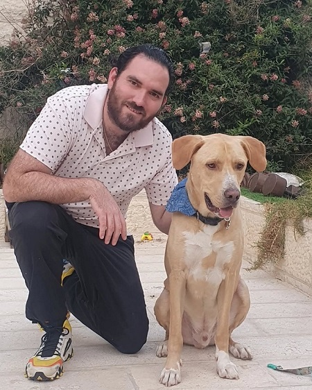 תמונה של אלי עם אחד הלקוחות שלו בכלב שמח אילוף כלבים מקצועי וטיפול איכותי בכלבים